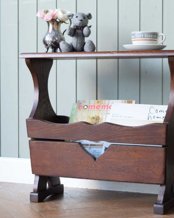 マガジンラック　アンティーク家具　サイドテーブルとして使える天板付きの便利なアンティークマガジンラック。ちょっと置いておきたい…をキレイに収納新聞や雑誌など、ついついテーブルの上に置いてしまって雑多に見えるものが、コレさえあればキレイに収納出来てお部屋もスッキリ見えるんです。(j-2446-f)