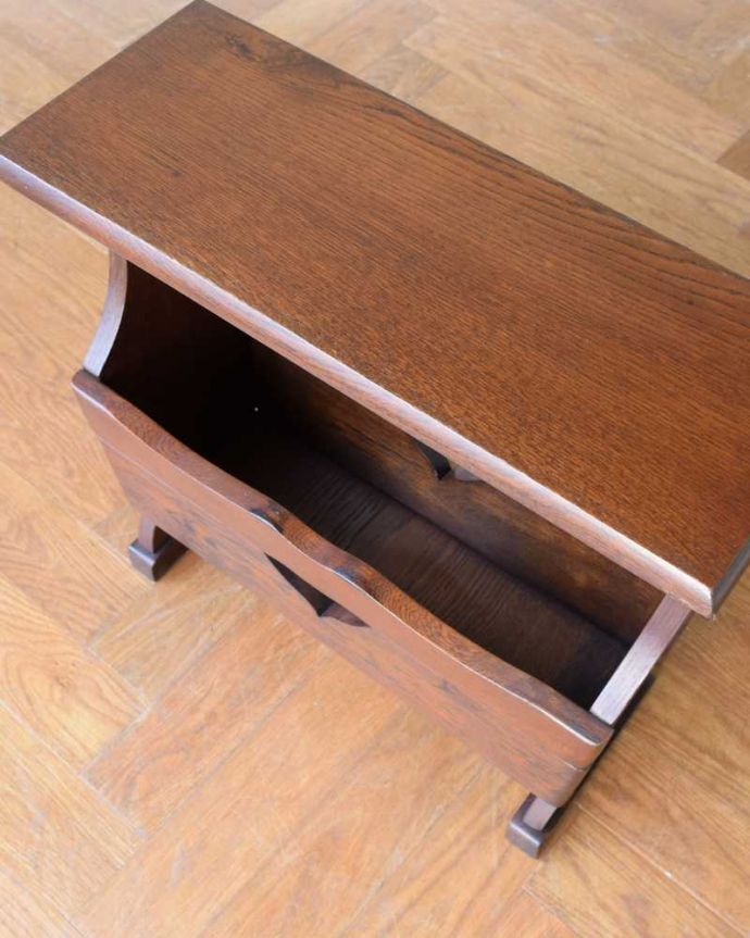 マガジンラック　アンティーク家具　サイドテーブルとして使える天板付きの便利なアンティークマガジンラック。雑誌を入れる部分もキレイに修復しましたアンティークは新品ではないので経年変化によるキズはありますが、専門の職人がキレイにお直ししました。(j-2446-f)