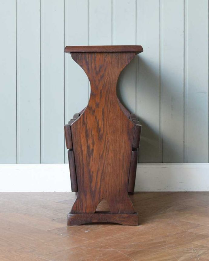 マガジンラック　アンティーク家具　サイドテーブルとして使える天板付きの便利なアンティークマガジンラック。横から見ると･･･360度、どの角度から見てもキレイに仕上がっています。(j-2446-f)