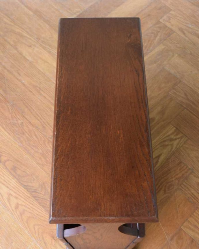 マガジンラック　アンティーク家具　サイドテーブルとして使える天板付きの便利なアンティークマガジンラック。ココも使えてさらに便利読みかけの本やお茶が置ける天板付き。(j-2446-f)