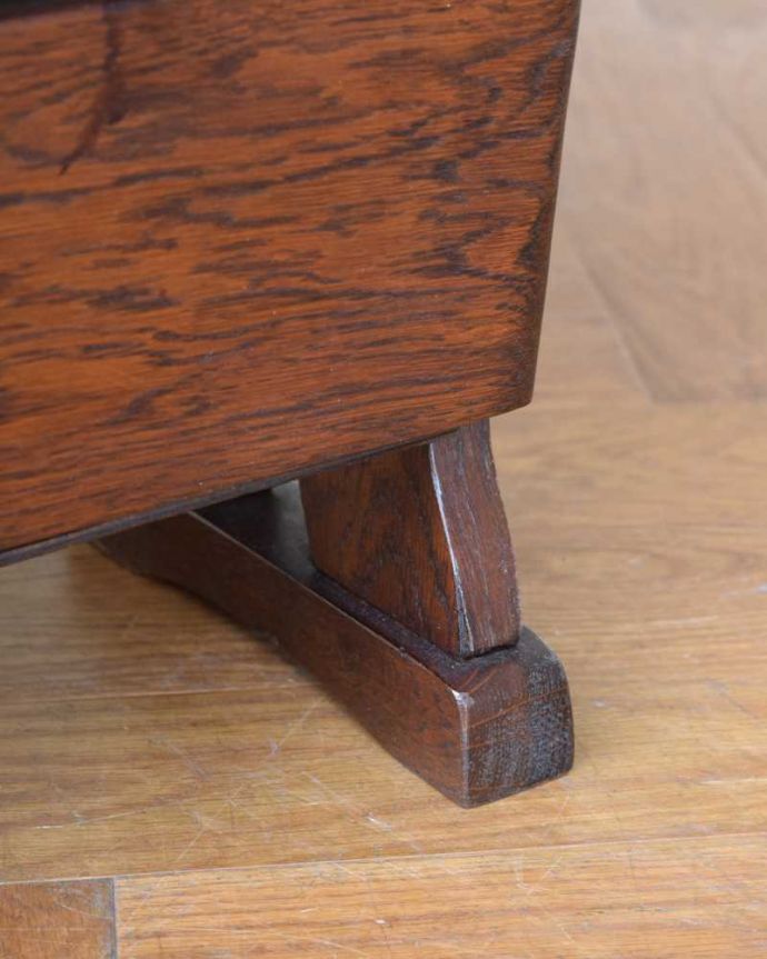 マガジンラック　アンティーク家具　サイドテーブルとして使える天板付きの便利なアンティークマガジンラック。持ち上げなくても移動ラクラクHandleのアンティーク家具の足の裏にはフェルトキーパーをお付けしています。(j-2446-f)