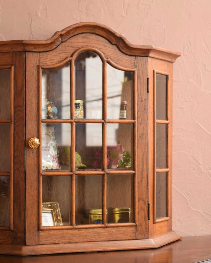 ウォールキャビネット　アンティーク家具　フランスから到着したアンティークウォールキャビネット。小さくてもフランスらしさたっぷり壁につけることもできるので実用的に使えちゃう！フランスらしく壁からお部屋の中をオシャレに彩ってくれます。(j-2447-f)