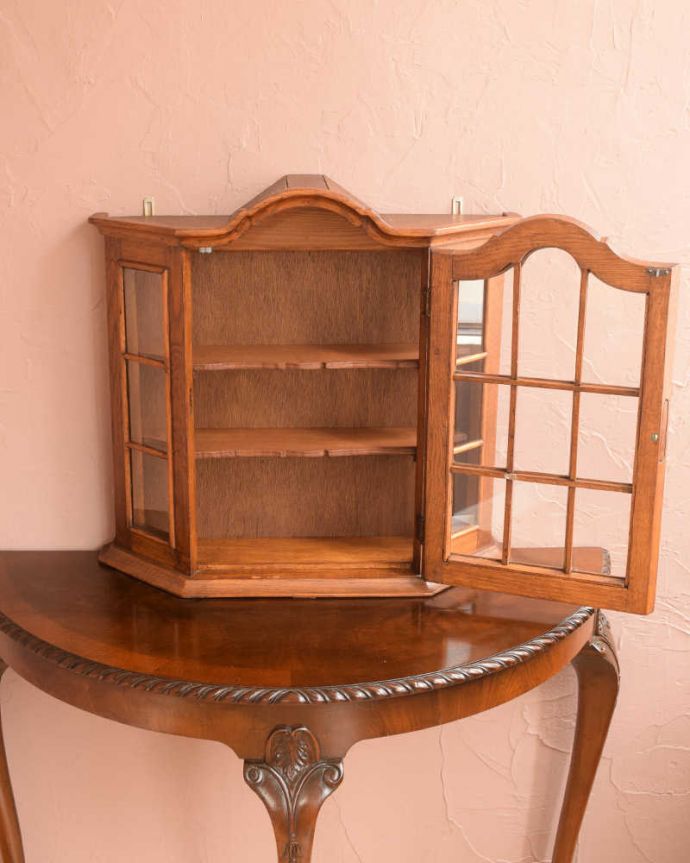 ウォールキャビネット　アンティーク家具　フランスから到着したアンティークウォールキャビネット。扉を開けてみると、こんな感じです小さいからと言って、修復に妥協はしません！アンティークの風合いだけ残してキレイに修復してあります。(j-2447-f)