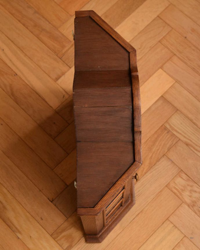 ウォールキャビネット　アンティーク家具　フランスから到着したアンティークウォールキャビネット。上から見ると･･･キャビネットの形はこんな感じです。(j-2447-f)