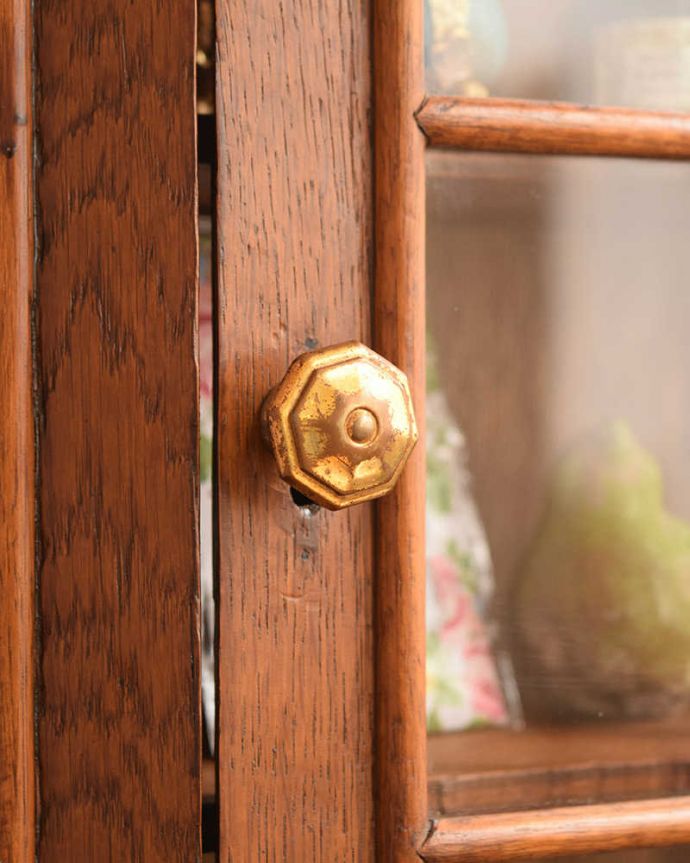 ウォールキャビネット　アンティーク家具　フランスから到着したアンティークウォールキャビネット。取っ手にもフランスらしさ 芸術的に美しいの取っ手。(j-2447-f)