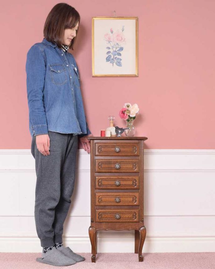 アンティークのチェスト　アンティーク家具　南フランスのアンティーク家具、猫脚が優雅なスモールチェスト。フランスらしい優雅なアンティークのチェスト脚の美しい曲線美は、さすがフランスのアンティーク。(j-2449-f)