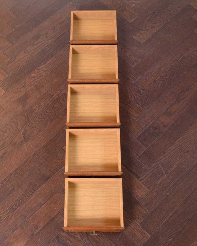 アンティークのチェスト　アンティーク家具　南フランスのアンティーク家具、猫脚が優雅なスモールチェスト。引き出しの中もキレイですもちろん引き出しの中も職人がキレイ仕上げました。(j-2449-f)