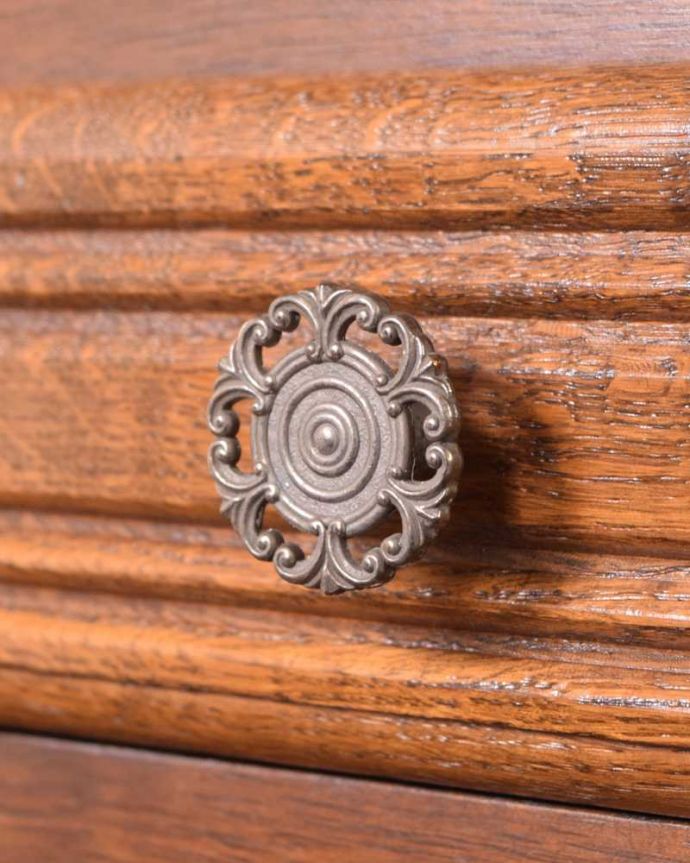 アンティークのチェスト　アンティーク家具　南フランスのアンティーク家具、猫脚が優雅なスモールチェスト。開ける度にワクワクする取っ手優雅なデザインの取っ手。(j-2449-f)