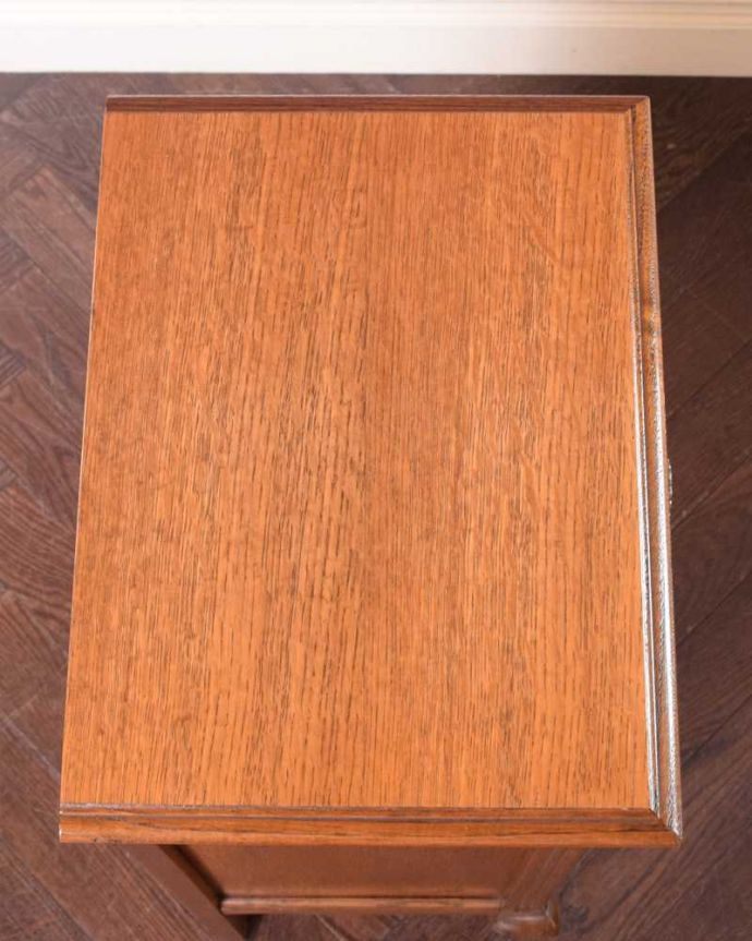 アンティークのチェスト　アンティーク家具　南フランスのアンティーク家具、猫脚が優雅なスモールチェスト。何を置いて楽しもうかな・・・天板も修復する際、塗装もキレイに仕上げたので、いろんなものを乗せて楽しんで下さい。(j-2449-f)