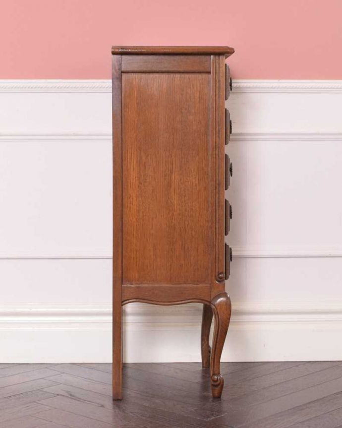 アンティークのチェスト　アンティーク家具　南フランスのアンティーク家具、猫脚が優雅なスモールチェスト。横から見てもステキもちろん、横顔からもフランスらしい美しさが漂っています。(j-2449-f)