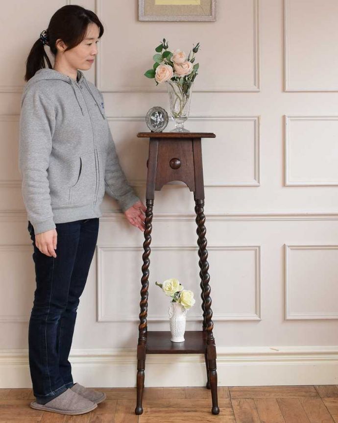 プランツスタンド・ケーキスタンド アンティーク家具 ツイスト脚が美しい英国輸入のアンティークプランツスタンド。スラッと背が高く美しいプランツスタンドアンティーク家具の中でもさらに贅沢なアンティーク。(j-2451-f)