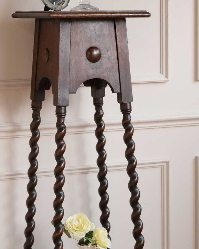 プランツスタンド・ケーキスタンド アンティーク家具 ツイスト脚が美しい英国輸入のアンティークプランツスタンド。小さくてもアンティークの気品タップリ。(j-2451-f)