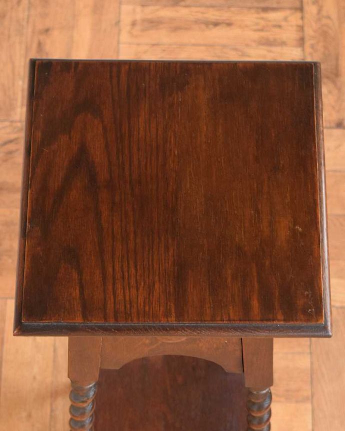 プランツスタンド・ケーキスタンド アンティーク家具 ツイスト脚が美しい英国輸入のアンティークプランツスタンド。上から見ると・・・天板の形はこんな感じです。(j-2451-f)