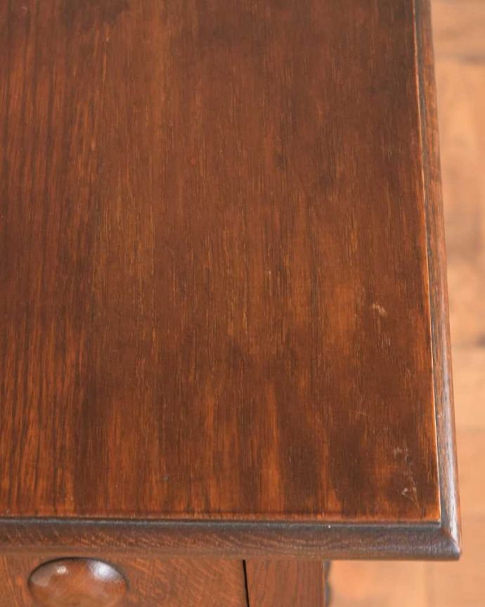 プランツスタンド・ケーキスタンド アンティーク家具 ツイスト脚が美しい英国輸入のアンティークプランツスタンド。近づいてみると…木目もキレイな天板。(j-2451-f)