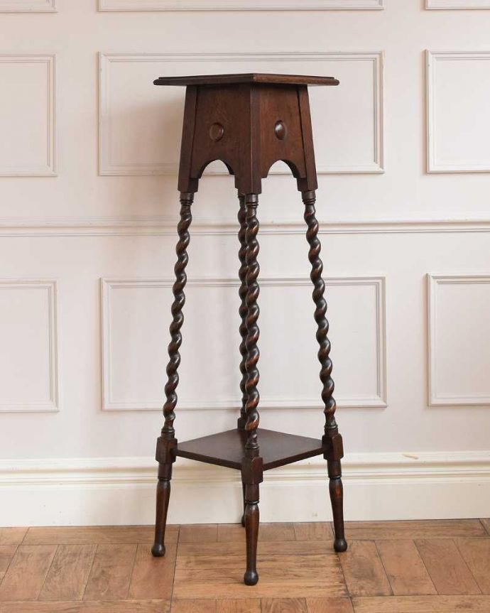 プランツスタンド・ケーキスタンド アンティーク家具 ツイスト脚が美しい英国輸入のアンティークプランツスタンド。横から見てもステキ角度を変えてみてみると、こんな感じです。(j-2451-f)