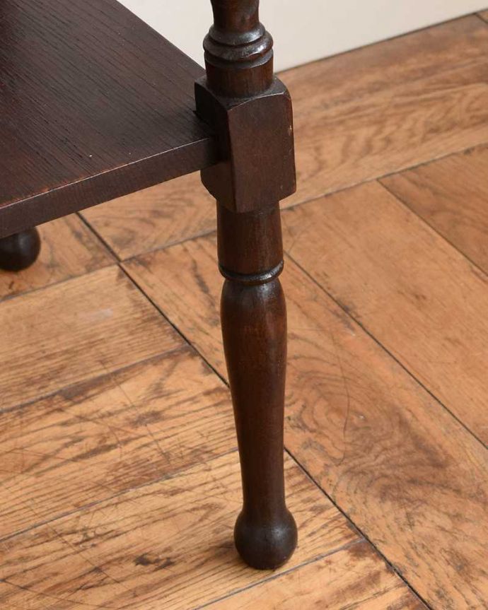 プランツスタンド・ケーキスタンド アンティーク家具 ツイスト脚が美しい英国輸入のアンティークプランツスタンド。持ち上げなくても移動できますHandleのアンティーク家具の脚の裏にはフェルトキーパーをお付けしているので、床を滑らせてラクに移動できます。(j-2451-f)