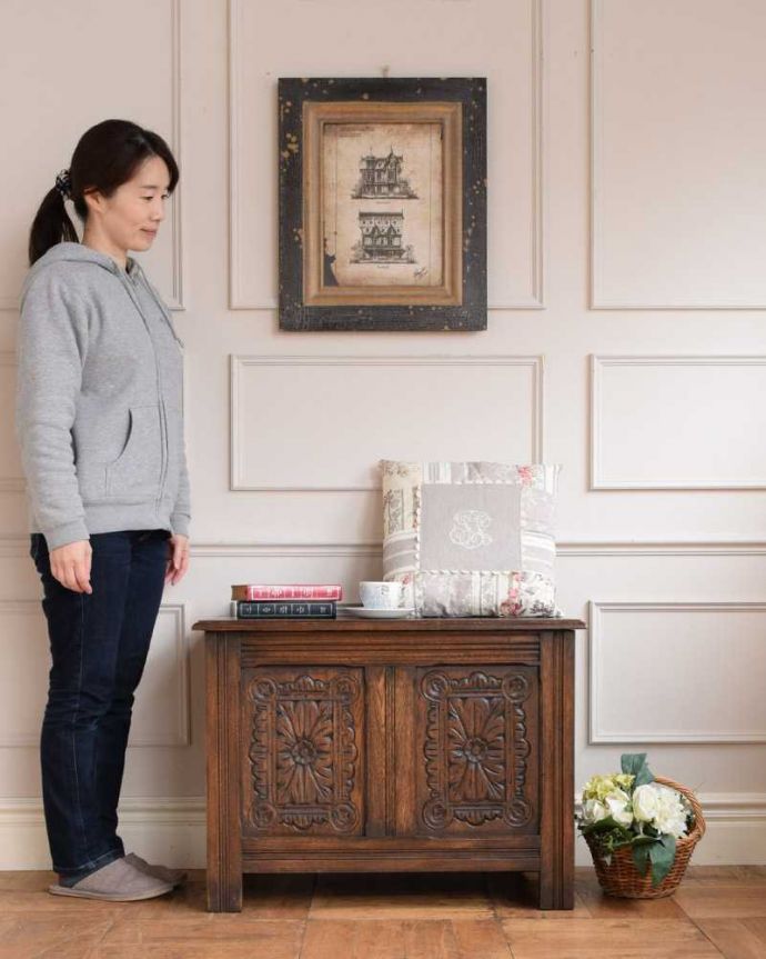 ブランケットボックス・収納ボックス　アンティーク家具　英国で見つけたお花の彫刻が華やかな小さなアンティークコファ。いろんな場所で便利に使えるアンティーク家具の中で一番基本となるブランケットボックス。(j-2452-f)
