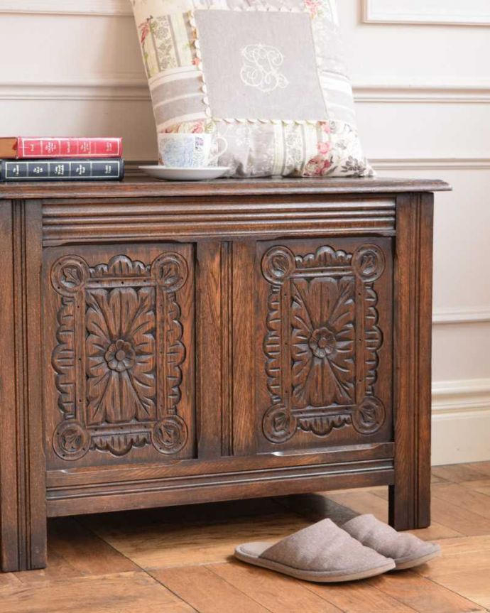 ブランケットボックス・収納ボックス　アンティーク家具　英国で見つけたお花の彫刻が華やかな小さなアンティークコファ。アンティークらしい彫りの美しさが魅力豪華な彫りの美しさがアンティークらしい雰囲気。(j-2452-f)