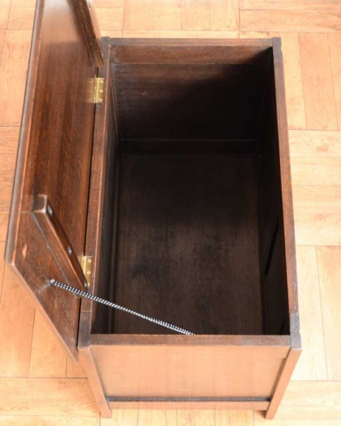 ブランケットボックス・収納ボックス　アンティーク家具　英国で見つけたお花の彫刻が華やかな小さなアンティークコファ。フタを開くと･･･本やクッション、ブランケットなど、リビングで散らかっているものをたっぷり収納できます。(j-2452-f)