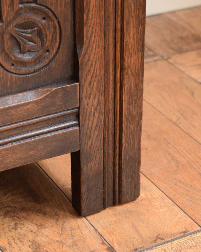 ブランケットボックス・収納ボックス　アンティーク家具　英国で見つけたお花の彫刻が華やかな小さなアンティークコファ。女性1人でラクラク運べちゃう仕掛けHandleのアンティークは、脚の裏にフェルトキーパーをお付けしています。(j-2452-f)