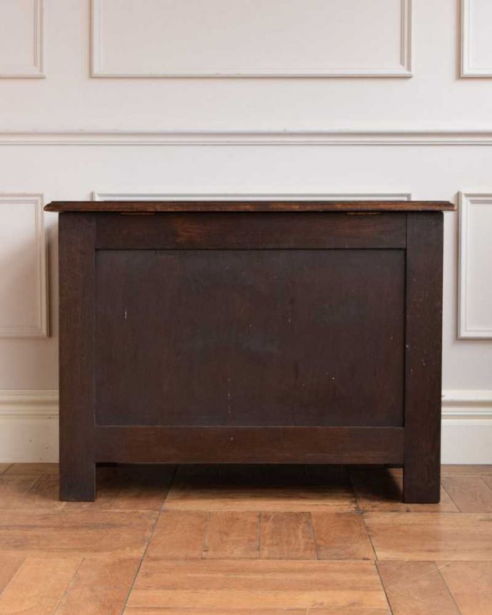 ブランケットボックス・収納ボックス　アンティーク家具　英国で見つけたお花の彫刻が華やかな小さなアンティークコファ。後ろ姿も見て下さい。(j-2452-f)