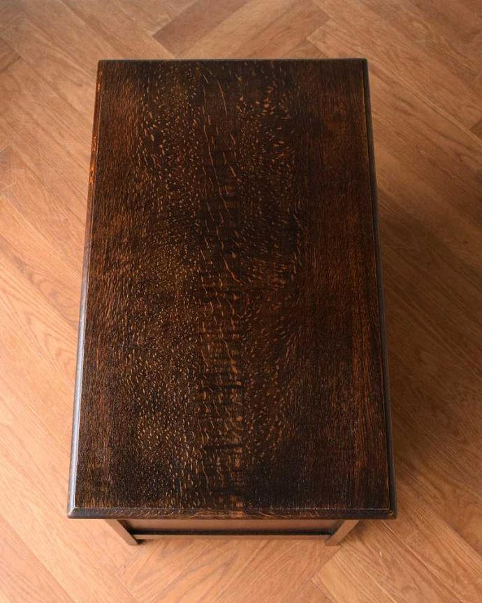 ブランケットボックス・収納ボックス　アンティーク家具　英国で見つけたお花の彫刻が華やかな小さなアンティークコファ。天板もピカピカに仕上げました一番目立つ場所だから、修復の時、天板もキレイに仕上げました。(j-2452-f)