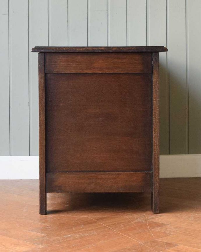 ブランケットボックス・収納ボックス　アンティーク家具　英国で見つけたお花の彫刻が華やかな小さなアンティークコファ。横から見てもキレイですもちろん、横顔だってキレイ！どこから見ても絵になります。(j-2452-f)