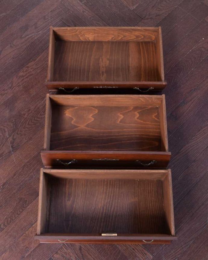 アンティークのチェスト　アンティーク家具　南仏プロヴァンスのアンティーク家具、女性らしいアンティーク３段チェスト（コモード） 。キレイに修復したので、何を入れてもOKです。(j-2453-f)