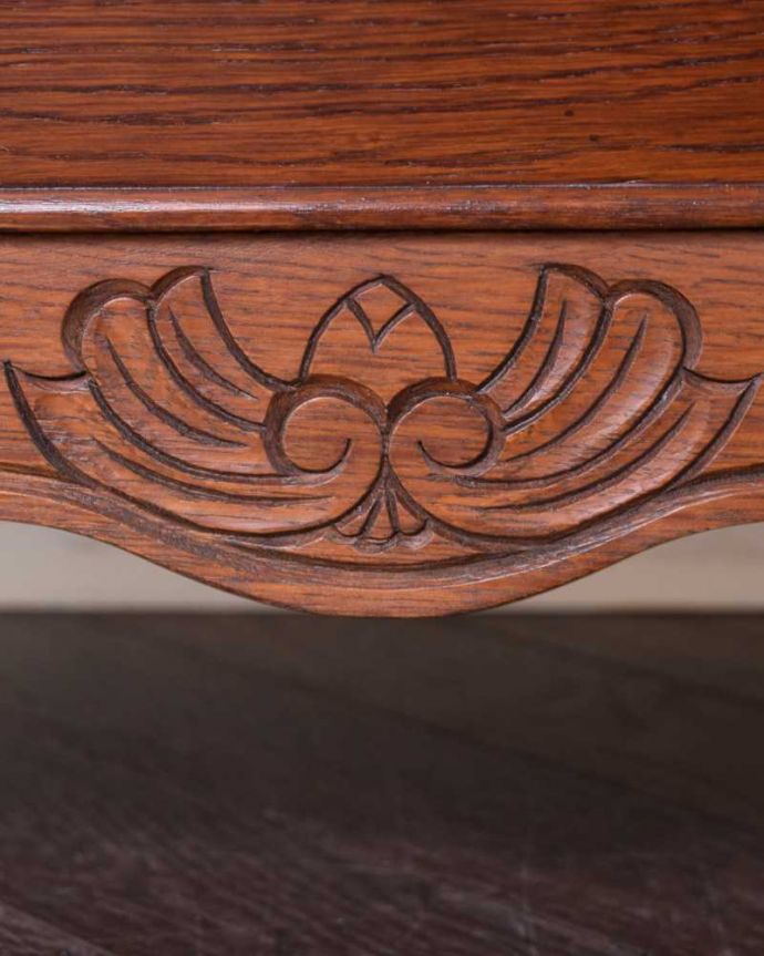 アンティークのチェスト　アンティーク家具　南仏プロヴァンスのアンティーク家具、女性らしいアンティーク３段チェスト（コモード） 。フランスらしい彫りフランスらしさの象徴とも言える、優雅な彫りの装飾。(j-2453-f)