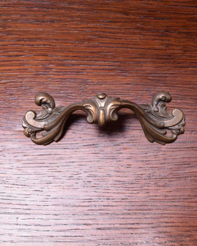 アンティークのチェスト　アンティーク家具　南仏プロヴァンスのアンティーク家具、女性らしいアンティーク３段チェスト（コモード） 。開ける度にワクワクする取っ手フランスらしい優雅なデザインは取っ手にも。(j-2453-f)