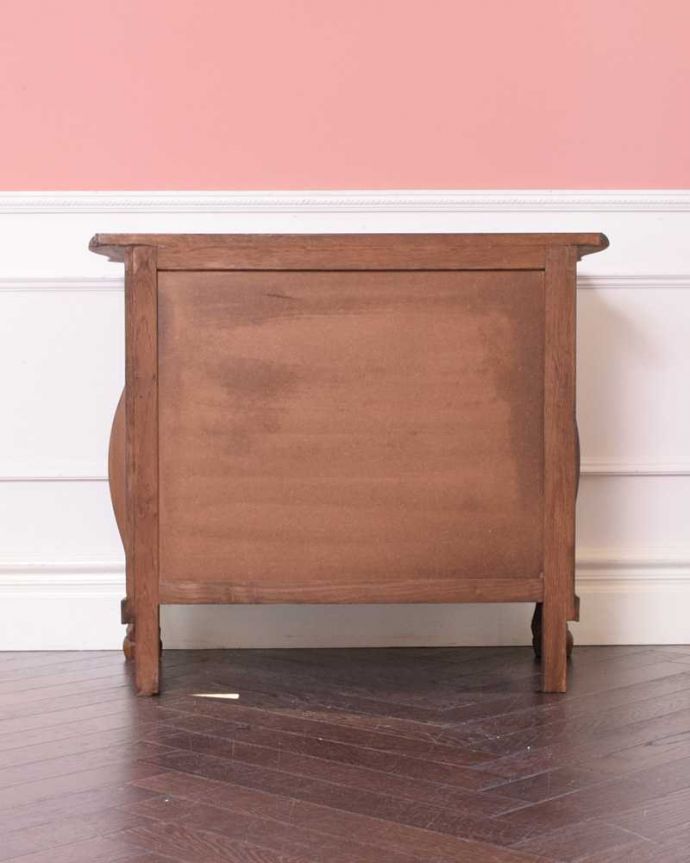 アンティークのチェスト　アンティーク家具　南仏プロヴァンスのアンティーク家具、女性らしいアンティーク３段チェスト（コモード） 。修復したので後姿もキレイですアンティークは新品ではないので、もちろん経年変化によるキズはありますが、専門の職人がキレイに修復したので、後ろ姿もキレイです。(j-2453-f)