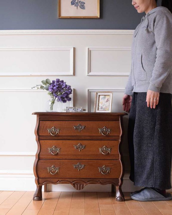 アンティークのチェスト　アンティーク家具　使いやすいコンパクトな３段アンティークチェスト、フランスから届いた小さなアンティーク(コモード) 。美しい曲線美がフランスらしいんです。(j-2454-f)