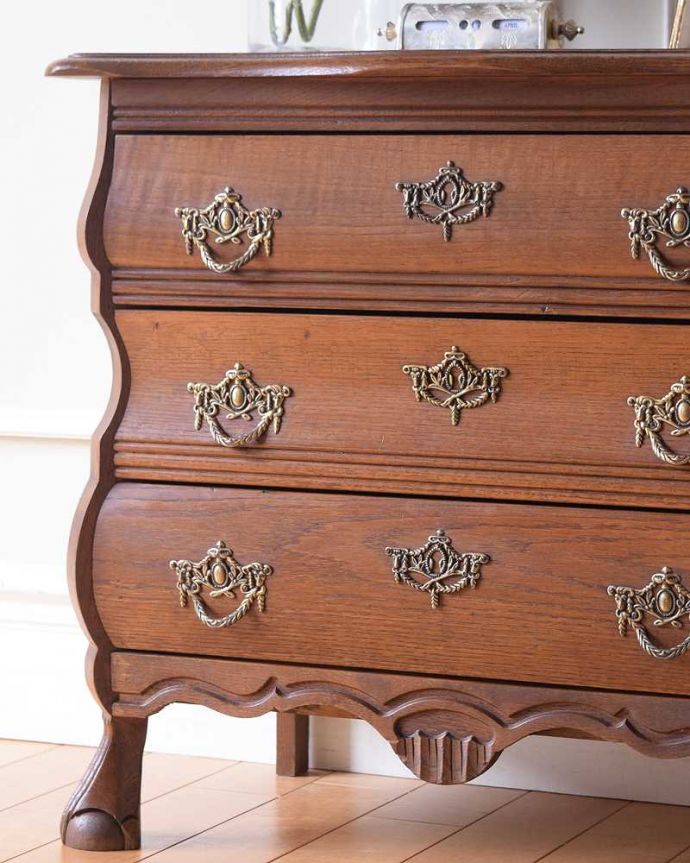 アンティークのチェスト　アンティーク家具　使いやすいコンパクトな３段アンティークチェスト、フランスから届いた小さなアンティーク(コモード) 。「見せる収納」だから、置く場所を選びません！チェストと言ってもデザインがステキだから、収納だけじゃなくて見ても楽しめる家具なんです。(j-2454-f)