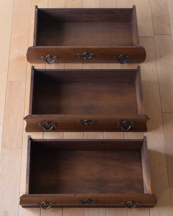 アンティークのチェスト　アンティーク家具　使いやすいコンパクトな３段アンティークチェスト、フランスから届いた小さなアンティーク(コモード) 。キレイに修復したので、何を入れてもOKです。(j-2454-f)