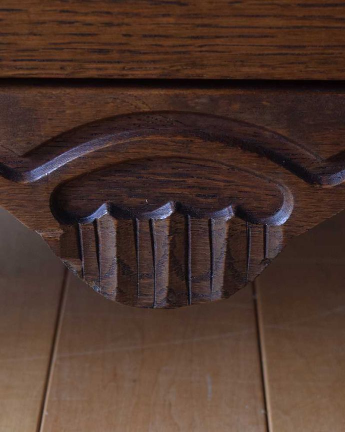 アンティークのチェスト　アンティーク家具　使いやすいコンパクトな３段アンティークチェスト、フランスから届いた小さなアンティーク(コモード) 。フランスらしい彫りフランスらしさの象徴とも言える、優雅な彫りの装飾。(j-2454-f)