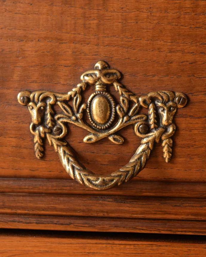 アンティークのチェスト　アンティーク家具　使いやすいコンパクトな３段アンティークチェスト、フランスから届いた小さなアンティーク(コモード) 。開ける度にワクワクする取っ手フランスらしい優雅なデザインは取っ手にも。(j-2454-f)