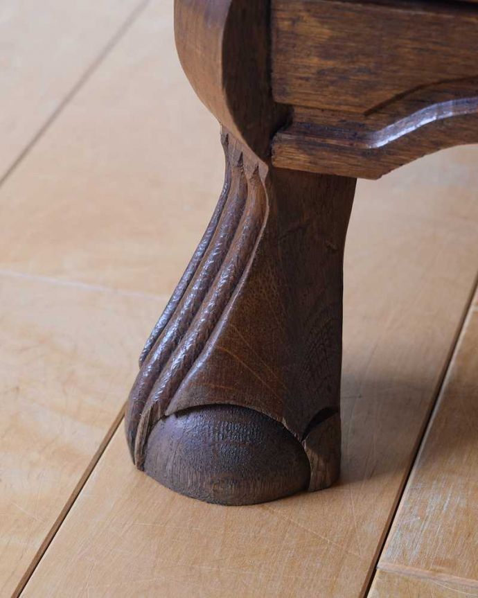 アンティークのチェスト　アンティーク家具　使いやすいコンパクトな３段アンティークチェスト、フランスから届いた小さなアンティーク(コモード) 。女性1人でラクラク運べちゃう仕掛けHandleのアンティークは、脚の裏にフェルトキーパーをお付けしています。(j-2454-f)