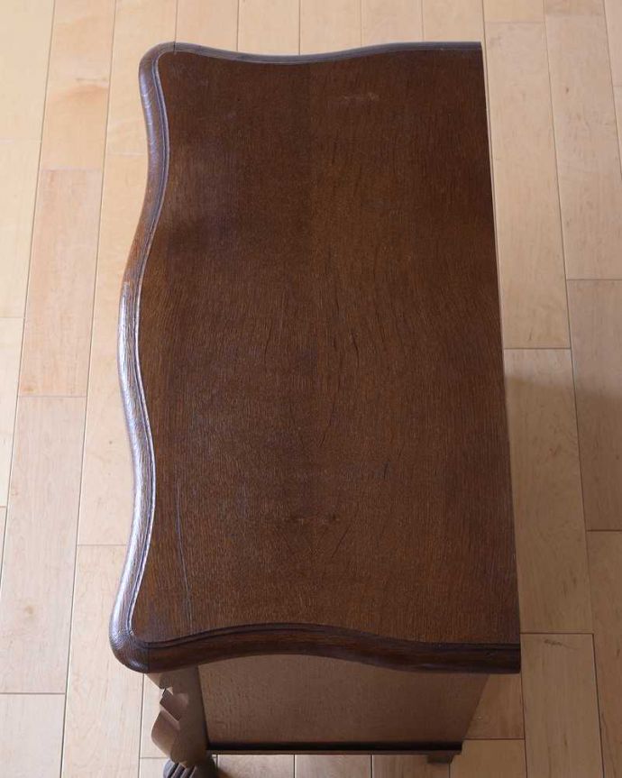 アンティークのチェスト　アンティーク家具　使いやすいコンパクトな３段アンティークチェスト、フランスから届いた小さなアンティーク(コモード) 。何を置こうかな･･･？上から見ると、天板はこんな感じで塗装もキレイに仕上げました。(j-2454-f)