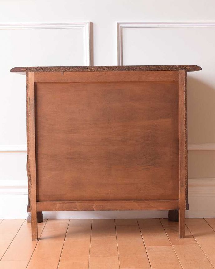 アンティークのチェスト　アンティーク家具　使いやすいコンパクトな３段アンティークチェスト、フランスから届いた小さなアンティーク(コモード) 。修復したので後姿もキレイですアンティークは新品ではないので、もちろん経年変化によるキズはありますが、専門の職人がキレイに修復したので、後ろ姿もキレイです。(j-2454-f)