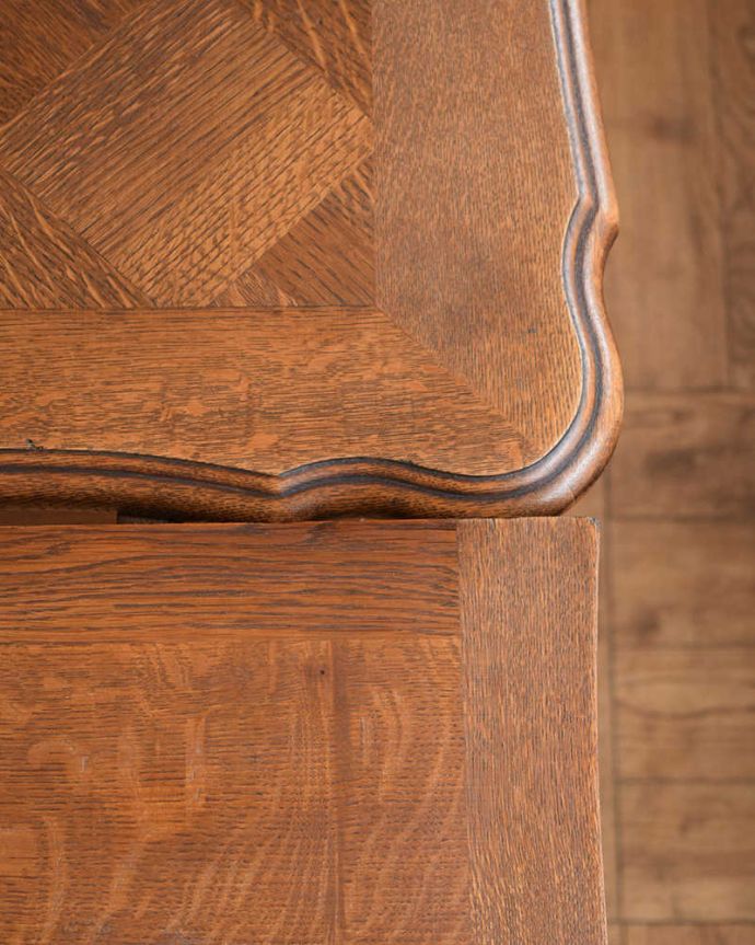 アンティークのテーブル　アンティーク家具　伸張式のフランスアンティーク家具、サイズが変えられるドローリーフテーブル。近づいて見てみると、さらに美しい天板の模様天板の模様だけでもステキに見えちゃうフランスらしいテーブルを使えば、毎日の食事の時間がなんだかスペシャルになります。(j-2455-f)