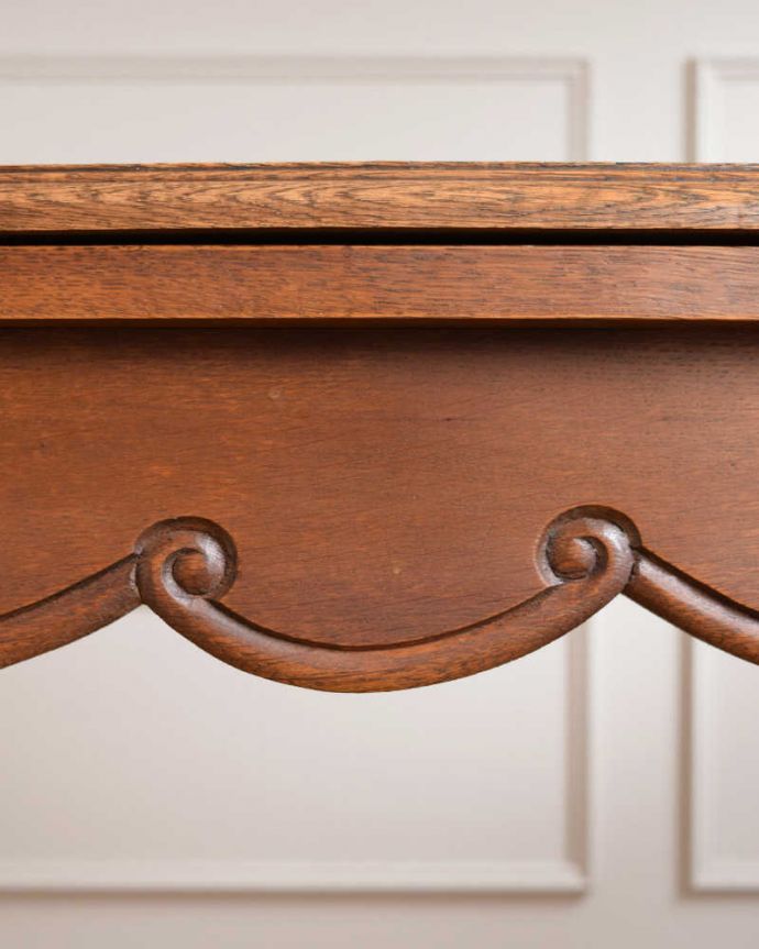 アンティークのテーブル　アンティーク家具　伸張式のフランスアンティーク家具、サイズが変えられるドローリーフテーブル。フランスらしい彫りフランスらしさの象徴とも言える、優雅な彫りの装飾。(j-2455-f)