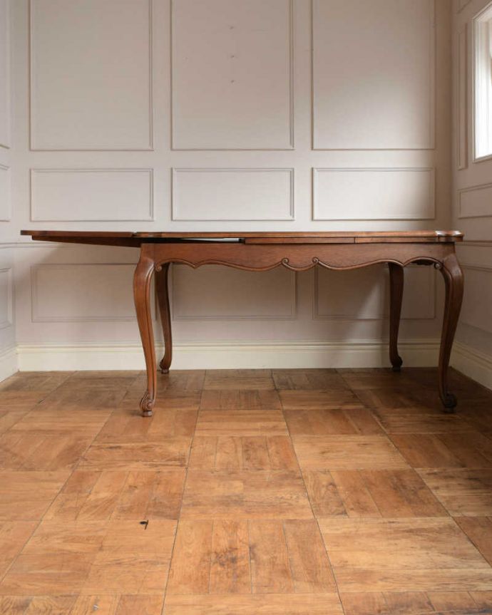 アンティークのテーブル　アンティーク家具　伸張式のフランスアンティーク家具、サイズが変えられるドローリーフテーブル。片方だけ開いても･･･人数に合わせて、3タイプで大きさを選べるので、片方だけ開くと、こんな感じです。(j-2455-f)