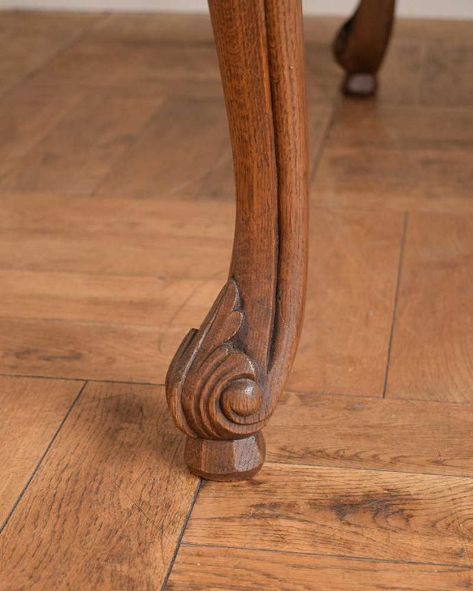 アンティークのテーブル　アンティーク家具　伸張式のフランスアンティーク家具、サイズが変えられるドローリーフテーブル。持ち上げなくても移動できます！Handleのアンティークは、脚の裏にフェルトキーパーをお付けしていますので、持ち上げなくても床を滑らせて移動させることが出来ます。(j-2455-f)