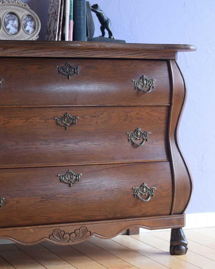 アンティークのチェスト アンティーク家具 南フランスの優雅なアンティーク家具、ワイドタイプのチェスト(コモード)。「見せる収納」だから、置く場所を選びません!チェストと言ってもデザインがステキだから、収納だけじゃなくて見ても楽しめる家具なんです。(j-2456-f)