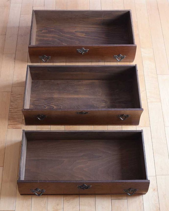 アンティークのチェスト アンティーク家具 南フランスの優雅なアンティーク家具、ワイドタイプのチェスト(コモード)。キレイに修復したので、何を入れてもOKです。(j-2456-f)