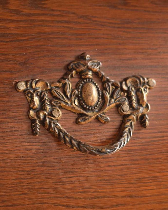 アンティークのチェスト アンティーク家具 南フランスの優雅なアンティーク家具、ワイドタイプのチェスト(コモード)。開ける度にワクワクする取っ手フランスらしい優雅なデザインは取っ手にも。(j-2456-f)