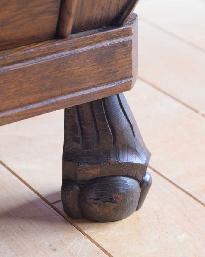 アンティークのチェスト アンティーク家具 南フランスの優雅なアンティーク家具、ワイドタイプのチェスト(コモード)。女性1人でラクラク運べちゃう仕掛けHandleのアンティークは、脚の裏にフェルトキーパーをお付けしています。(j-2456-f)