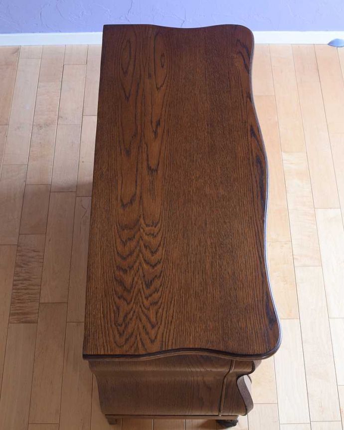 アンティークのチェスト アンティーク家具 南フランスの優雅なアンティーク家具、ワイドタイプのチェスト(コモード)。何を置こうかな・・・?上から見ると、天板はこんな感じで塗装もキレイに仕上げました。(j-2456-f)