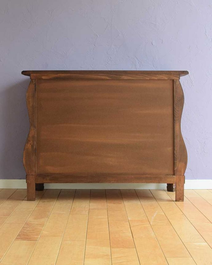 アンティークのチェスト アンティーク家具 南フランスの優雅なアンティーク家具、ワイドタイプのチェスト(コモード)。修復したので後姿もキレイですアンティークは新品ではないので、もちろん経年変化によるキズはありますが、専門の職人がキレイに修復したので、後ろ姿もキレイです。(j-2456-f)