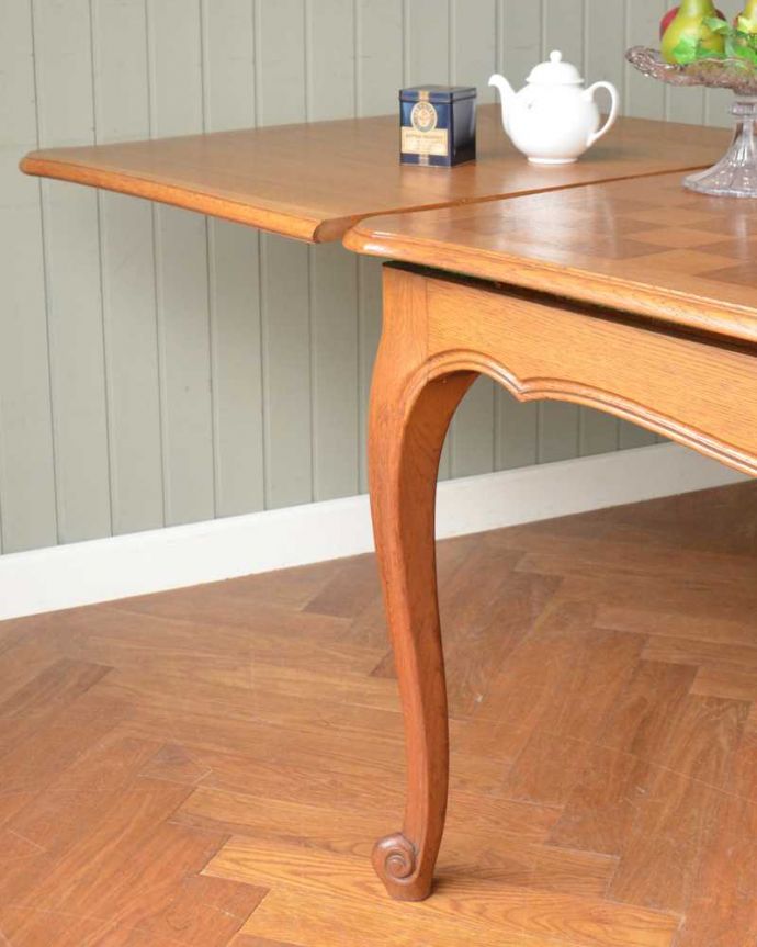 アンティークのテーブル アンティーク家具 フランス輸入のアンティーク家具、天板が美しいドローリーフテーブル(伸張式ダイニングテーブル)。やっぱり脚の美しさが自慢なんです!一番最初に目に飛び込んでくるフレンチカブリオレレッグ。(j-2457-f)